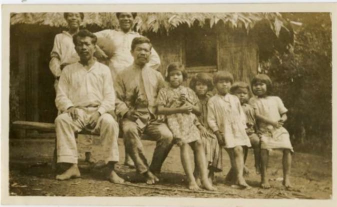 Sentado, Samuel Américo dos Santos e sua família